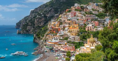 Resimli küçük İtalyan kasabası Positano, dağlardan Akdeniz 'e kadar uzanan teraslardan iniyor. Burası Amalfi Sahili 'nin en ünlü yerlerinden biri..