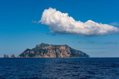 Denizden İtalyan adası Capri 'ye bak.