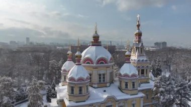 1907 'de, kar yağışlı bir kış sabahı Kazak şehri Almaty' de inşa edilen tahta Ortodoks Yükseliş Katedrali 'nin kuadkopter görüntüsü.
