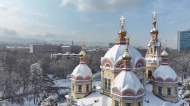 1907 'de, kar yağışlı bir kış sabahı Kazak şehri Almaty' de inşa edilen tahta Ortodoks Yükseliş Katedrali 'nin kuadkopter görüntüsü.