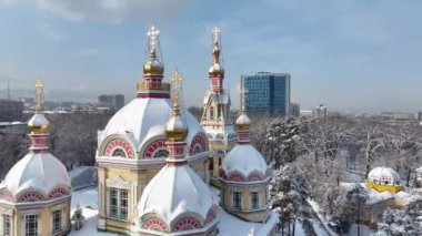 1907 'de, kar yağışlı bir kış sabahı Kazak şehri Almaty' de inşa edilen tahta Ortodoks Yükseliş Katedrali 'nin kuadkopter görüntüsü.