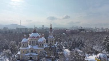 1907 'de, kar yağışlı bir kış sabahı Kazak şehri Almaty' de inşa edilen tahta Ortodoks Yükseliş Katedrali 'nin kuadkopter görüntüsü.