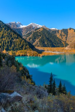 Bir sonbahar sabahı Kazak şehri Almaty 'nin kenar mahallelerindeki Resimli Göl Issyk' in en üst manzarası