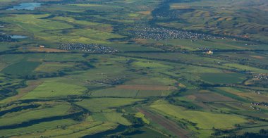 Kazakistan 'ın kuzeydoğusundaki Almaty kenti yakınlarındaki ekili tarlaların ve köylerin manzaralı manzarası.