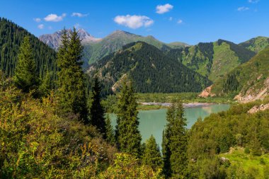 Resimli dağ gölü Issyk bir yaz günü Kazak şehri Almaty civarında.
