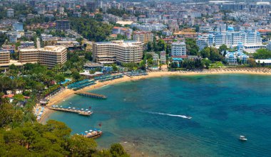 Türkiye 'nin tatil beldesi Alanya' nın Avsallar bölgesinde plajları ve otelleri olan pitoresk bir koy
