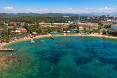 Türkiye 'nin tatil beldesi Alanya' nın Avsallar bölgesinde plajları ve otelleri olan pitoresk bir koy