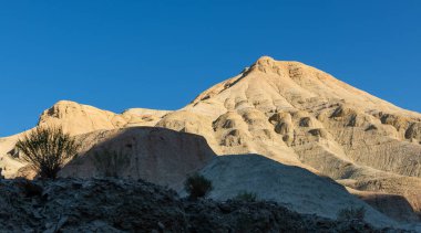 Aktau 'nun eşsiz beyaz dağları güneydoğu Kazakistan' daki Altyn Emel doğal parkında.