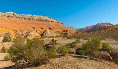 Güneydoğu Kazakistan 'daki Altyn Emel Ulusal Parkı' nda dramatik gökyüzü altında resim gibi kil dağlar.