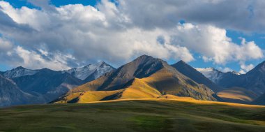 Kazakistan ve Çin sınırındaki Almaty bölgesindeki Dzungarian Alatau dağlarındaki resim platoları.