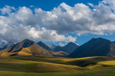 Kazakistan ve Çin sınırındaki Almaty bölgesindeki Dzungarian Alatau dağlarındaki resim platoları.