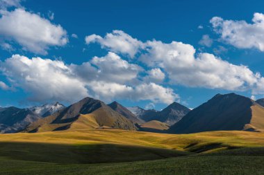 Kazakistan ve Çin sınırındaki Almaty bölgesindeki Dzungarian Alatau dağlarındaki resim platoları.