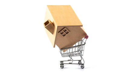 Marketten alınmış minyatür bir alışveriş arabasında ahşap bir ev.