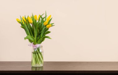 Stüdyoda sarı laleler var.