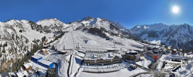 Almaty, Kazakistan. 10.03.2025. Güneşli bir günde ünlü bir kayak merkezi olan Chimbulak 'ta bir kuadkopterden görünüm