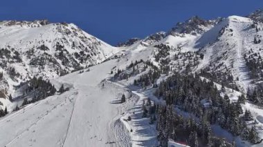 Almaty, Kazakistan. 10.03.2025. Güneşli bir günde ünlü bir kayak merkezi olan Chimbulak 'ta bir kuadkopterden görünüm