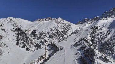 Almaty, Kazakistan. 10.03.2025. Güneşli bir günde ünlü bir kayak merkezi olan Chimbulak 'ta bir kuadkopterden görünüm