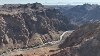 Kazakistan 'ın güneydoğusundaki Almaty bölgesinde Charyn Kanyonu' nun Kaleler Vadisi 'ndeki Charyn Nehri' nin bir kuadkopterinden bir görüntü.