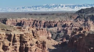 Güneşli bir günde Quadcopter 'dan ünlü Charyn Kanyonu' nun Kaleler Vadisi 'ne