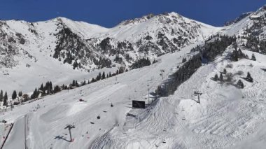 Almaty, Kazakistan. 10.03.2025. Güneşli bir günde ünlü bir kayak merkezi olan Chimbulak 'ta bir kuadkopterden görünüm