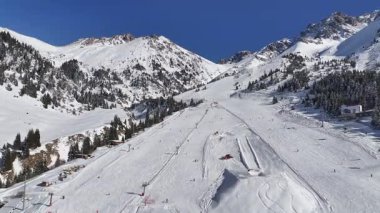 Almaty, Kazakistan. 10.03.2025. Güneşli bir günde ünlü bir kayak merkezi olan Chimbulak 'ta bir kuadkopterden görünüm