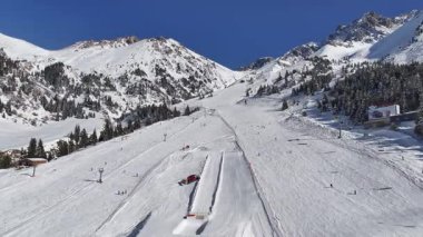 Almaty, Kazakistan. 10.03.2025. Güneşli bir günde ünlü bir kayak merkezi olan Chimbulak 'ta bir kuadkopterden görünüm