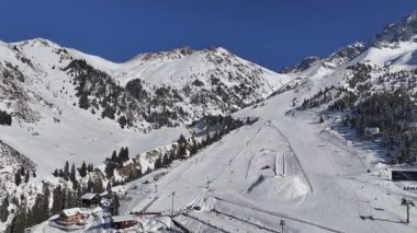 Almaty, Kazakistan. 10.03.2025. Güneşli bir günde ünlü bir kayak merkezi olan Chimbulak 'ta bir kuadkopterden görünüm