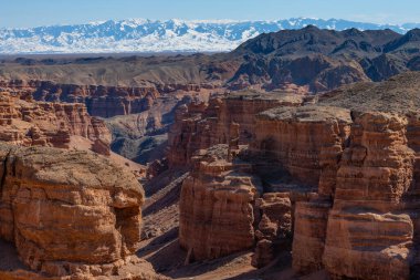 Güneydoğu Kazakistan 'daki Charyn Nehri Kanyonu' ndaki ünlü Kaleler Vadisi.