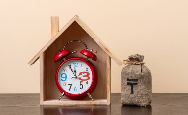 Kazakistan 'da sembolik ahşap bir ev ve içinde Kazak para birimi sembolü olan bir para çantası olan gayrimenkul konulu kavramsal bir komplo.