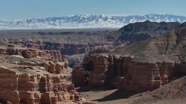 Bir bahar günü, Charyn Nehri Kanyonu 'ndaki ünlü Kaleler Vadisi' nin dört parçalı görüntüsü.