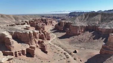 Bir bahar günü, Charyn Nehri Kanyonu 'ndaki ünlü Kaleler Vadisi' nin dört parçalı görüntüsü.