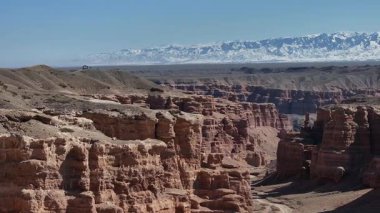 Bir bahar günü, Charyn Nehri Kanyonu 'ndaki ünlü Kaleler Vadisi' nin dört parçalı görüntüsü.