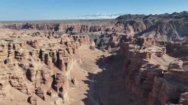 Bir bahar günü, Charyn Nehri Kanyonu 'ndaki ünlü Kaleler Vadisi' nin dört parçalı görüntüsü.