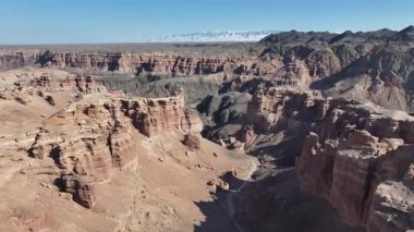 Bir bahar günü, Charyn Nehri Kanyonu 'ndaki ünlü Kaleler Vadisi' nin dört parçalı görüntüsü.