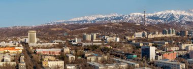 Bir bahar günü Kazak şehri Almaty 'nin merkez kısmının bir kuadkopterinden bir görüntü