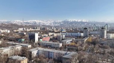 Bir bahar günü Kazak şehri Almaty 'nin merkez kısmının bir kuadkopterinden bir görüntü