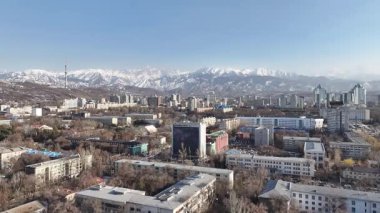 Bir bahar günü Kazak şehri Almaty 'nin merkez kısmının bir kuadkopterinden bir görüntü