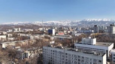Bir bahar günü Kazak şehri Almaty 'nin merkez kısmının bir kuadkopterinden bir görüntü
