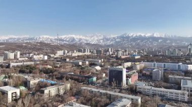 Bir bahar günü Kazak şehri Almaty 'nin merkez kısmının bir kuadkopterinden bir görüntü