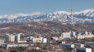 Bir bahar günü Kazak şehri Almaty 'nin merkez kısmının bir kuadkopterinden bir görüntü