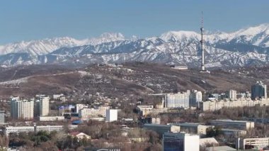 Bir bahar günü Kazak şehri Almaty 'nin merkez kısmının bir kuadkopterinden bir görüntü