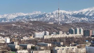 Bir bahar günü Kazak şehri Almaty 'nin merkez kısmının bir kuadkopterinden bir görüntü