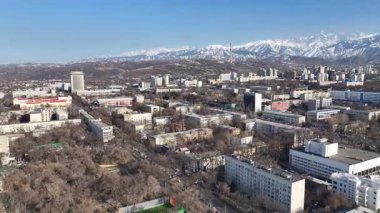 Bir bahar günü Kazak şehri Almaty 'nin merkez kısmının bir kuadkopterinden bir görüntü