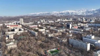 Bir bahar günü Kazak şehri Almaty 'nin merkez kısmının bir kuadkopterinden bir görüntü