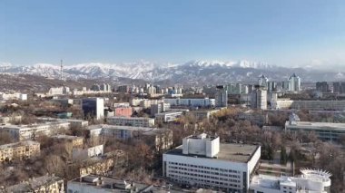 Bir bahar günü Kazak şehri Almaty 'nin merkez kısmının bir kuadkopterinden bir görüntü