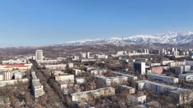 Bir bahar günü Kazak şehri Almaty 'nin merkez kısmının bir kuadkopterinden bir görüntü