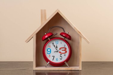 Sembolik ahşap ev ve çalar saat