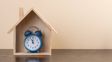 Sembolik ahşap ev ve çalar saat
