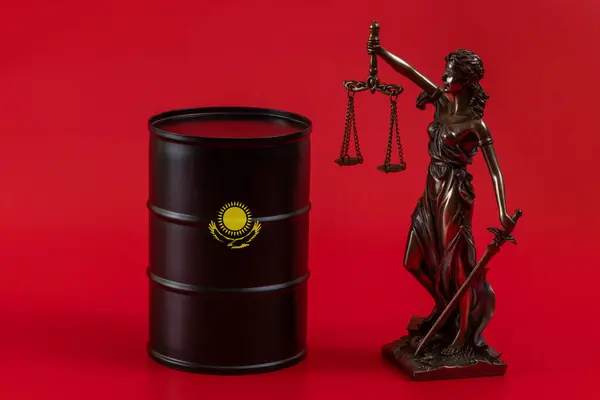 Themis heykeli ve petrol için metal bir varil Kazakistan bayrağının bir parçasıyla