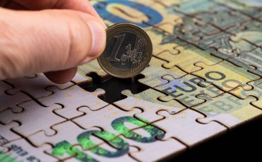 1 Euro ve bulmacalardan yapılmış 100 Euro.